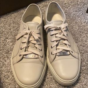 Gucci low top off white casual sneakers